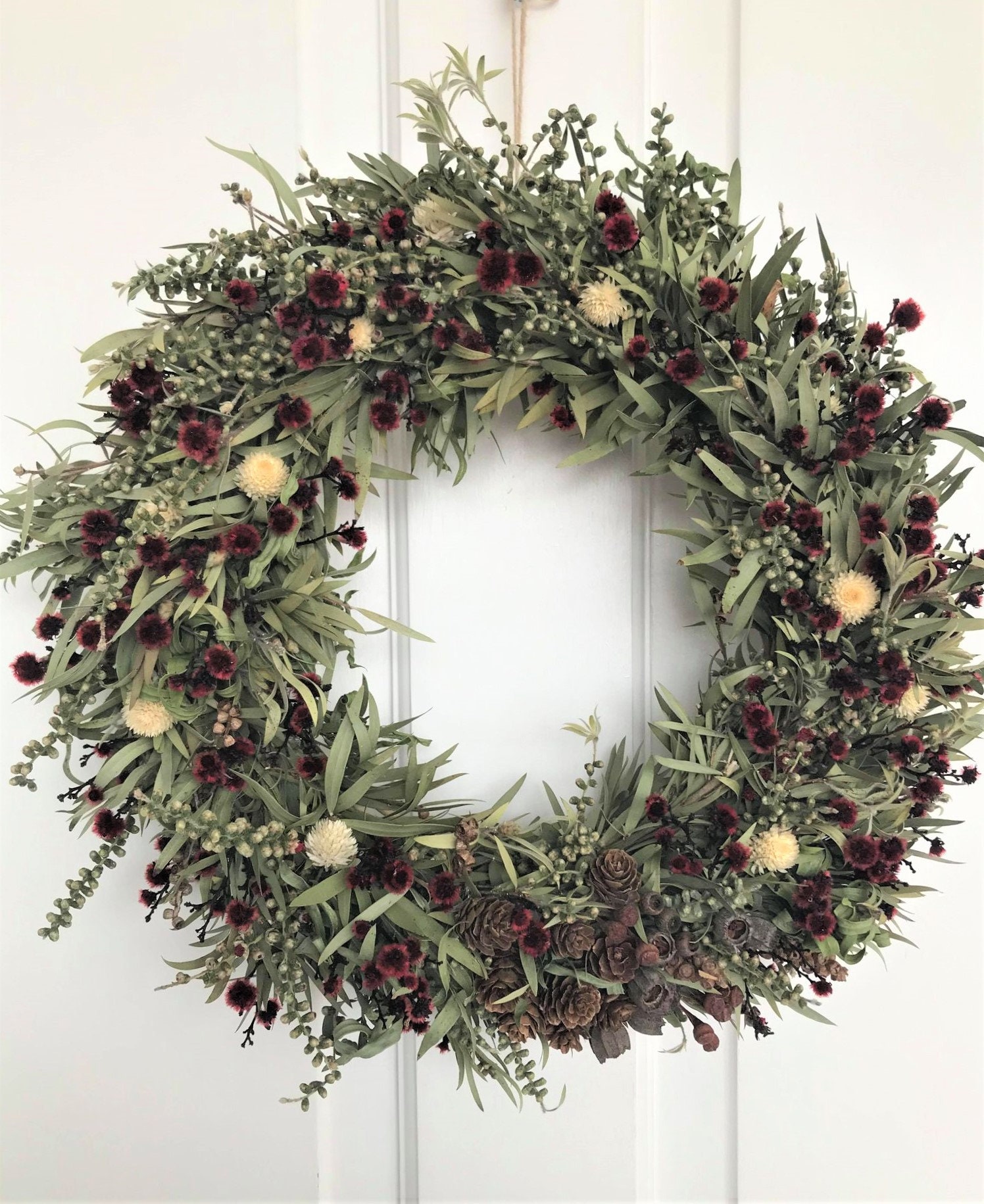 Couronne, Couronne Toute L'année, Pièce Maîtresse, Fleurs Rouges Séchées et Couronne de Noix Gomme, 