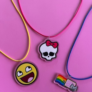 scene 2010s pendant necklaces