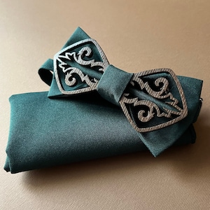 Emerald bow tie and pocket square Wooden wedding bow tie Groomsmen bow tie and suspenders