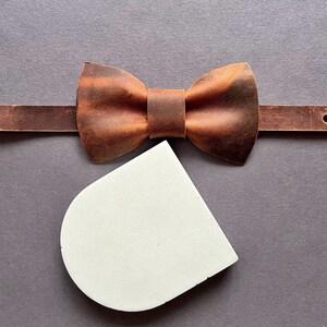 Set papillon e bretelle in pelle marrone: regalo per lo sposo