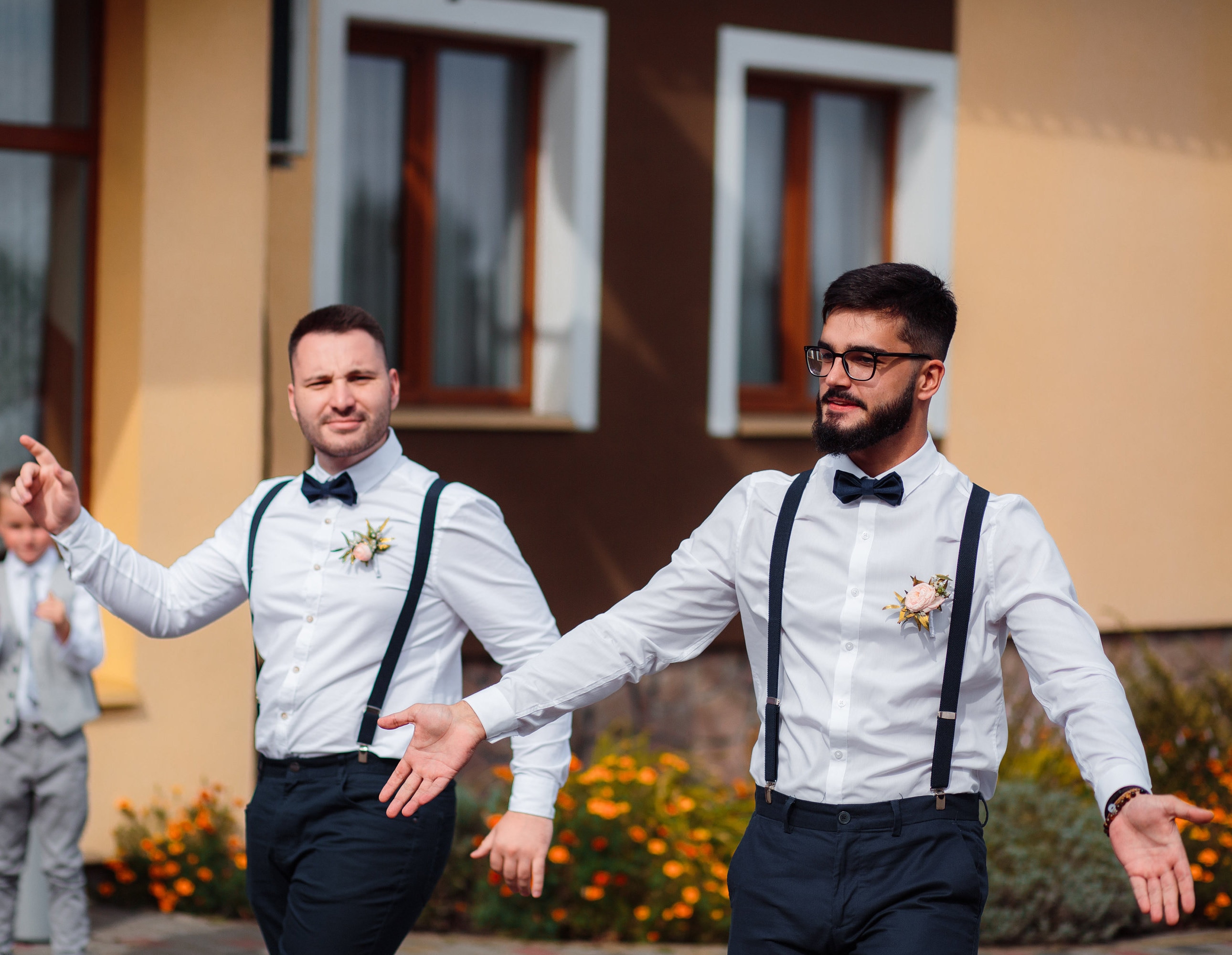 Blue Pre-Tied Silk Bow Tie And Deep Blue Braces Set | In Stock - Foto 3