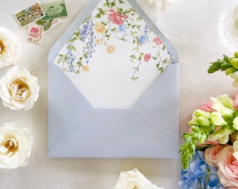 Bloemen gevoerde enveloppen, monogram gevoerde enveloppen, stoffige blauw gevoerde enveloppen, enveloppen huwelijksuitnodiging
