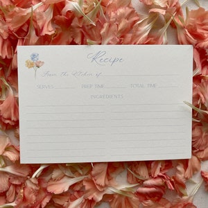 Biglietti per ricette con monogramma floreale ad acquerello di Annie per un addio al nubilato elegante e senza tempo
