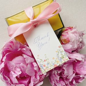 Etiquetas de regalo con acuarela floral de Kathleen para una despedida de soltera elegante y atemporal