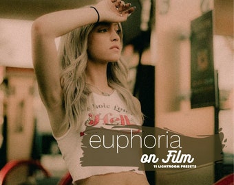 Op de afbeelding: Een vrouw met lang blond haar draagt een wit tanktop met de tekst "Whole Lotta Love" erop. Ze staat voor een bruine en witte muur met de tekst "euphoria on Film 11 Lightroom Presets" op een bruine penseelstreek.