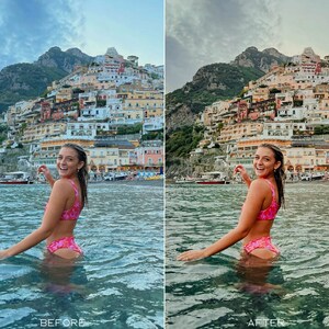 Puede incluir: Una mujer con un bikini rosa con estampado floral se encuentra en el agua, sonriendo y mirando por encima del hombro. El agua es clara y azul, y en el fondo hay una colina con un pueblo construido en ella.