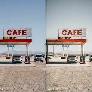 K&ouml;nnte beinhalten: Ein Caf&eacute;-Schild im Vintage-Stil mit dem Wort "CAFE" in roten Buchstaben auf wei&szlig;em Hintergrund. Das Schild ist an einem roten und wei&szlig;en Vordach &uuml;ber einer Tankstelle angebracht. Zwei Autos sind vor den Zapfs&auml;ulen geparkt.