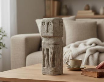 Primitief Tiki-stenen beeld, unieke woondecoratie