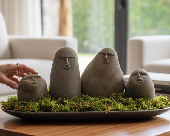 面白い石の顔、石の顔の置物、石の彫刻の顔、面白い顔、石の彫刻、庭の