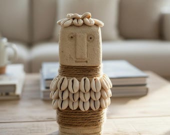 Handgemaakte betonnen totemsculptuur met schelpen, primitief stenen decor (7 inch)