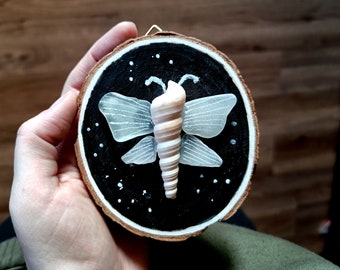 Schutzengel Schmetterling aus Muschel und Seeglas auf Holzscheibe