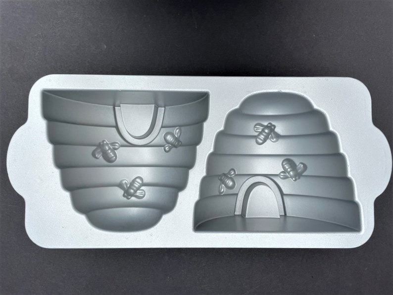 Nordic Ware Bee Hive Bundt Cake Pan - Thumbnail 3