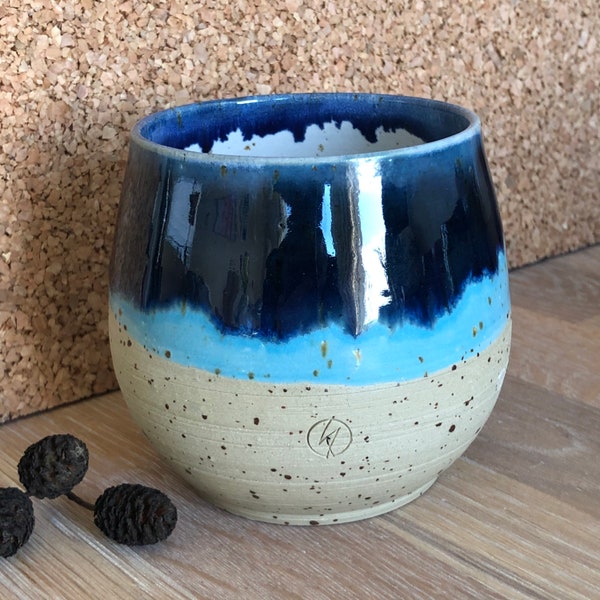 Cup | Becher | 320 ml (voll) | Keramik mit Spots | hellblau dunkelblau | handgetöpfert