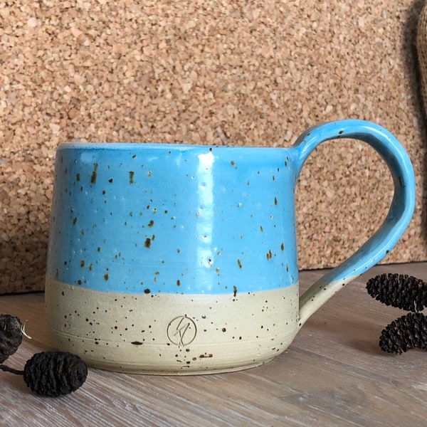 Cup | Becher | Tasse | Mug | 250 ml (voll) | Keramik mit Spots | hellblau | handgetöpfert