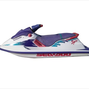K&ouml;nnte beinhalten: Ein wei&szlig;es, blaues und rosa Sea-Doo Jet-Ski mit dem Text "Sea-Doo Spi" und "Bombardier" an der Seite.