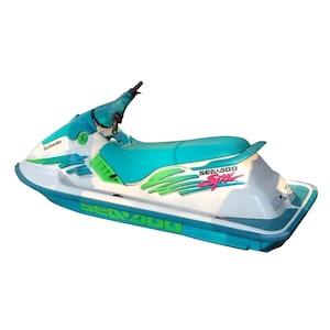 Puede incluir: Una moto acu&aacute;tica Sea-Doo blanca y turquesa con detalles verdes y rosas. La moto acu&aacute;tica tiene el texto "Sea-Doo" y "SP" en el lateral.