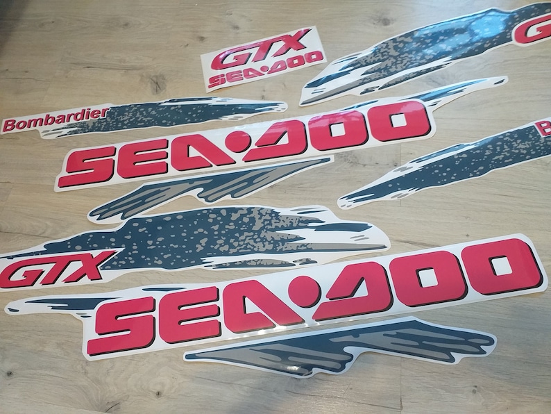 K&ouml;nnte beinhalten: Ein Satz roter und grauer Vinyl-Aufkleber mit dem Text "Sea-Doo" und "GTX" f&uuml;r ein Sea-Doo-Wasserfahrzeug.