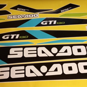 以下が含まれることがあります： 黒、白、ターコイズブルーのシー-ドゥー水上バイク用デカールセット。デカールには、シー-ドゥーのロゴと「シー-ドゥー」、「GTI 130」、「ROTAX」の文字が書かれています。