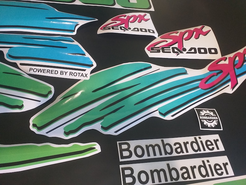 Puede incluir: Un conjunto de calcoman&iacute;as para una moto acu&aacute;tica Sea-Doo SPX 400. Las calcoman&iacute;as son de color negro, blanco, verde, azul y rosa. Las calcoman&iacute;as presentan el logotipo de Sea-Doo, el nombre del modelo SPX 400 y las palabras "Powered by Rotax". Las calcoman&iacute;as tambi&eacute;n presentan un logotipo de Bombardier.