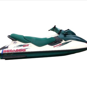 K&ouml;nnte beinhalten: Ein wei&szlig;-gr&uuml;nes Sea-Doo GTX Jet-Ski mit roten und wei&szlig;en Grafiken. Das Jet-Ski hat einen schwarzen Sitz und einen schwarzen Lenker.