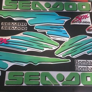 Puede incluir: Un conjunto de calcoman&iacute;as verdes, azules y blancas para una moto acu&aacute;tica Sea-Doo. Las calcoman&iacute;as presentan el logotipo de Sea-Doo, las palabras "Sea-Doo" y "Spx", y el logotipo de Bombardier. Las calcoman&iacute;as est&aacute;n dise&ntilde;adas para un modelo Sea-Doo 400.