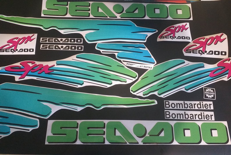 Puede incluir: Un conjunto de calcoman&iacute;as verdes, azules y blancas para una moto acu&aacute;tica Sea-Doo. Las calcoman&iacute;as presentan el logotipo de Sea-Doo, las palabras "Sea-Doo" y "Spx", y el logotipo de Bombardier. Las calcoman&iacute;as est&aacute;n dise&ntilde;adas para un modelo Sea-Doo 400.