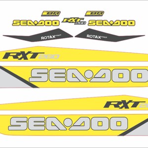 Puede incluir: Un conjunto de calcoman&iacute;as de moto acu&aacute;tica Sea-Doo amarillas y negras con el texto "Sea-Doo", "RXT 260" y "ROTAX" impreso en ellas.