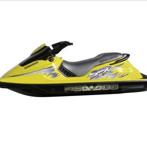 Puede incluir: Una moto acu&aacute;tica Sea-Doo Sea-Doo 400 amarilla y negra con un asiento negro y gris. La moto acu&aacute;tica tiene un logotipo "Sea-Doo" y "SPX" en el lateral. La moto acu&aacute;tica tambi&eacute;n tiene un logotipo "Bombardier" en la parte delantera.