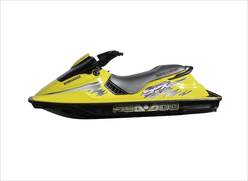 Puede incluir: Una moto acu&aacute;tica Sea-Doo Sea-Doo 400 amarilla y negra con un asiento negro y gris. La moto acu&aacute;tica tiene un logotipo "Sea-Doo" y "SPX" en el lateral. La moto acu&aacute;tica tambi&eacute;n tiene un logotipo "Bombardier" en la parte delantera.
