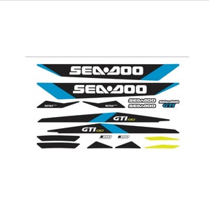 以下が含まれることがあります： 白地に「Sea-Doo」と「GTI 130」の文字が書かれた黒と青のステッカーセット。Sea-Doo水上バイク用です。