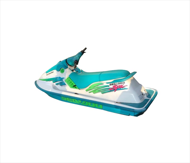 Puede incluir: Una moto acu&aacute;tica Sea-Doo blanca y turquesa con detalles verdes y rosas. La moto acu&aacute;tica tiene el texto "Sea-Doo" y "SP" en el lateral.