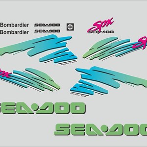 Puede incluir: Un conjunto de calcoman&iacute;as para moto acu&aacute;tica Sea-Doo en verde, azul y rosa. Las calcoman&iacute;as presentan el logotipo de Sea-Doo, las palabras "Sea-Doo" y "Spx", y el texto "Bombardier" repetido dos veces. Las calcoman&iacute;as est&aacute;n dise&ntilde;adas para una moto acu&aacute;tica Sea-Doo.