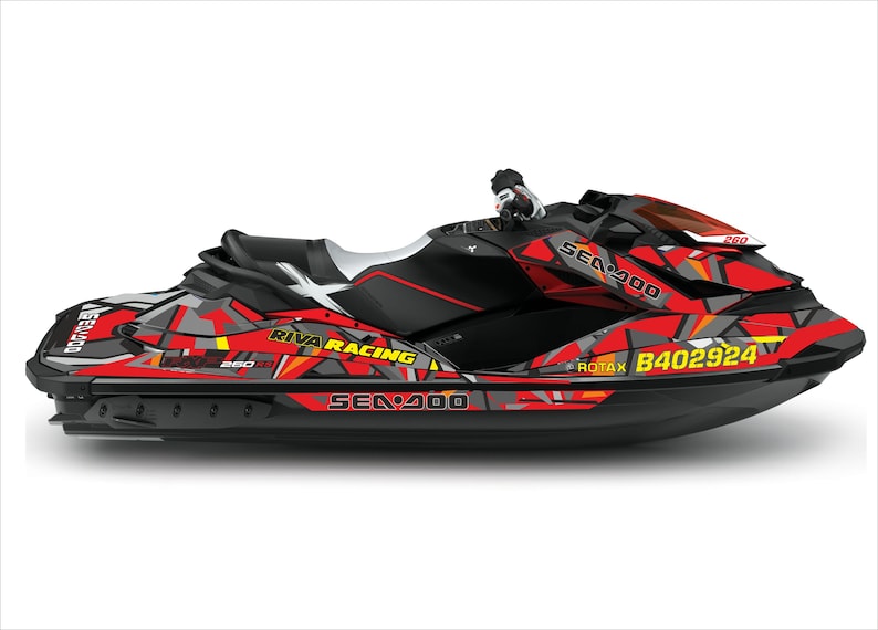 Puede incluir: Una moto acu&aacute;tica Sea-Doo Spark 260 roja, negra y gris con un dise&ntilde;o gr&aacute;fico personalizado. El dise&ntilde;o presenta un logotipo amarillo "RIVA RACING", un logotipo negro "SEA-DOO" y un n&uacute;mero amarillo "B402924".