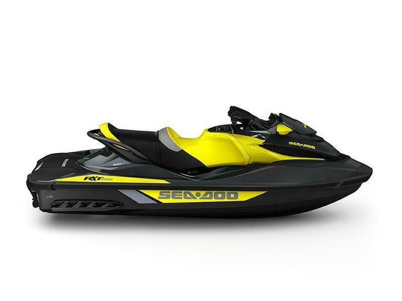 Puede incluir: Una moto acu&aacute;tica Sea-Doo Spark negra y amarilla con el texto "Sea-Doo" y "Spark" en el lateral. La moto acu&aacute;tica tiene un asiento negro y una franja amarilla que recorre el lateral.