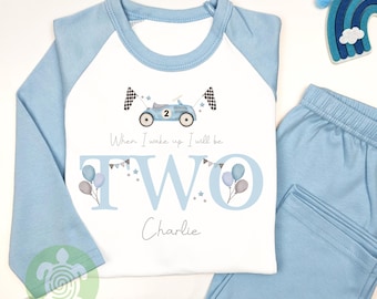 Conjunto infantil personalizado "Blue Racing Cars Any Age When I Wake Up" (Autos de carreras azules, cualquier edad, cuando me despierte), conjunto de cumpleaños matutino, conjunto de ropa de algodón con nombre personalizado, estilo ajustado.