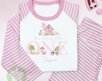 Pijama de cumpleaños personalizado de granja rosa. Al despertar, me convertiré en... Pijama de cumpleaños con temática de granja. Tiras verdes. Pijama de béisbol. Para cualquier edad.