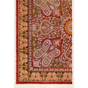 Könnte beinhalten: Detaillierte Illustration eines roten Textils mit einem komplizierten Paisley-Muster. Das Design weist verschiedene Farben auf, darunter Orange, Gelb, Blau und Weiß, was ein lebendiges und verziertes Aussehen erzeugt. Der Rand hat einen Fransen.