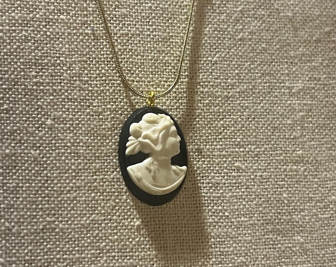 Handmade Vintage Cameo Pendant Necklace