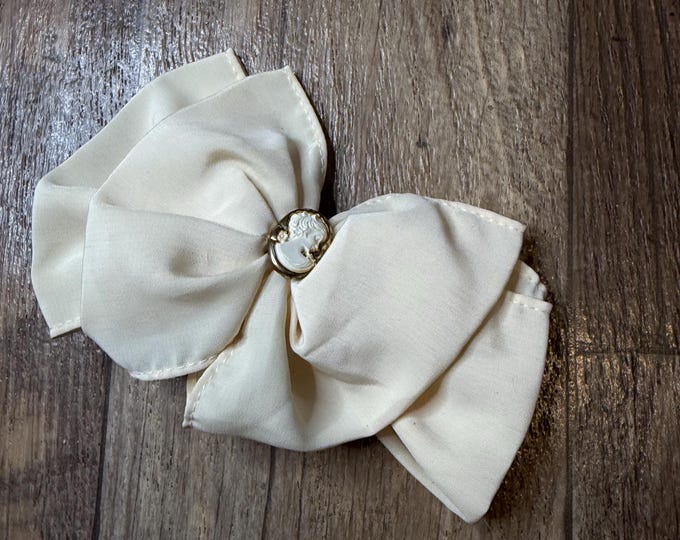 Vintage Cameo White/Cream Bow