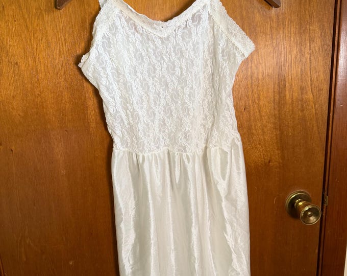 Vintage Unbranded White Doiley-Style Women’s Lace Dress Floral Pattern