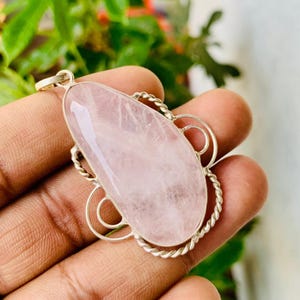 Rose Quartz Pendant Necklace – Raw Crystal Jewelry – Healing Love Stone – Gift for Her – Boho Gemstone Necklace – Pink Quartz Pendant