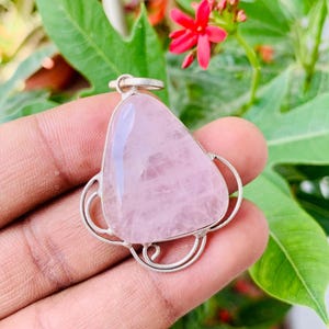 Handmade Rose Quartz Pendant Necklace – Healing Crystal Jewelry – Pink Gemstone Gift for Her – Heart Chakra Stone Necklace – Love Stone Gift