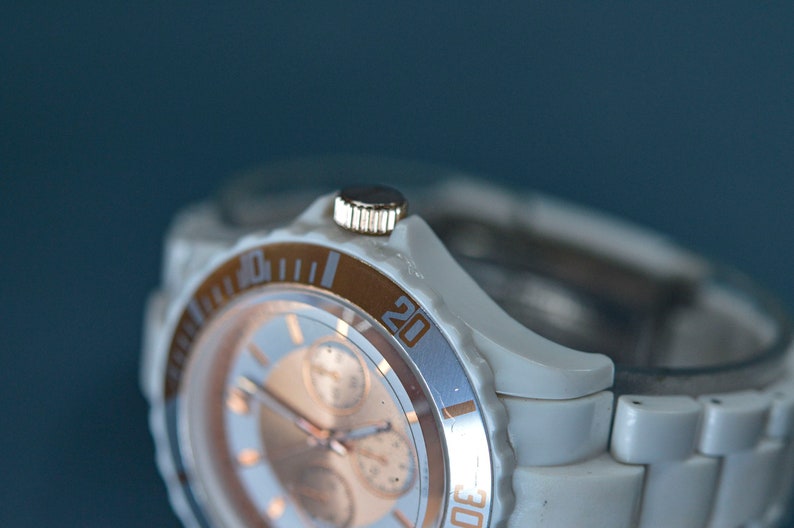 White and rose gold tone, plastic, quartz wrist watch image 3