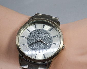 Steel tone with silver dial ,mens, womens fashion , quartz wrist watch