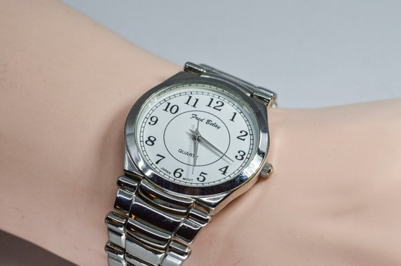 Quartz wrist watch price sale