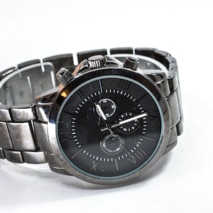 Black tone mans quaartz wrist watch