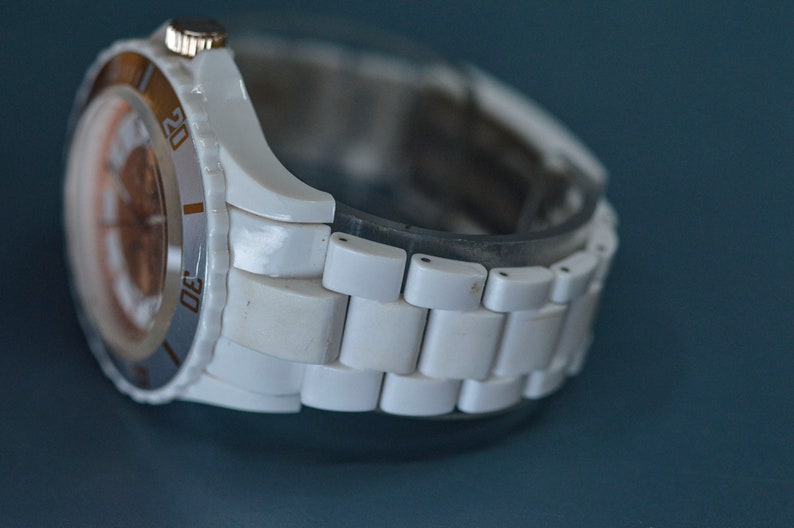 White and rose gold tone, plastic, quartz wrist watch image 4