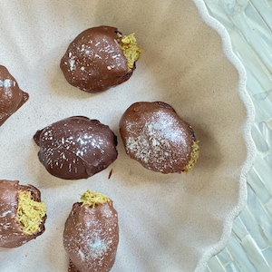 Stuffed Medjool Dates in Milk or Dark Chocolate – Dubai-Inspired Pistachio Filling – Gourmet Handmade Treats