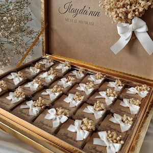 Schokoladenbox mit Trockenblumen und Schleifchen personalisiert