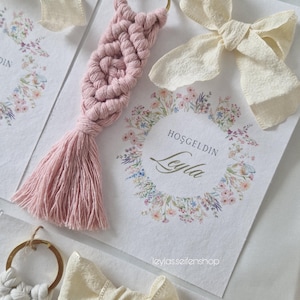 Porte-clés en macramé avec carte au design floral | Macramé | Faveurs de fête | Cartes | Motif d'anneaux floraux